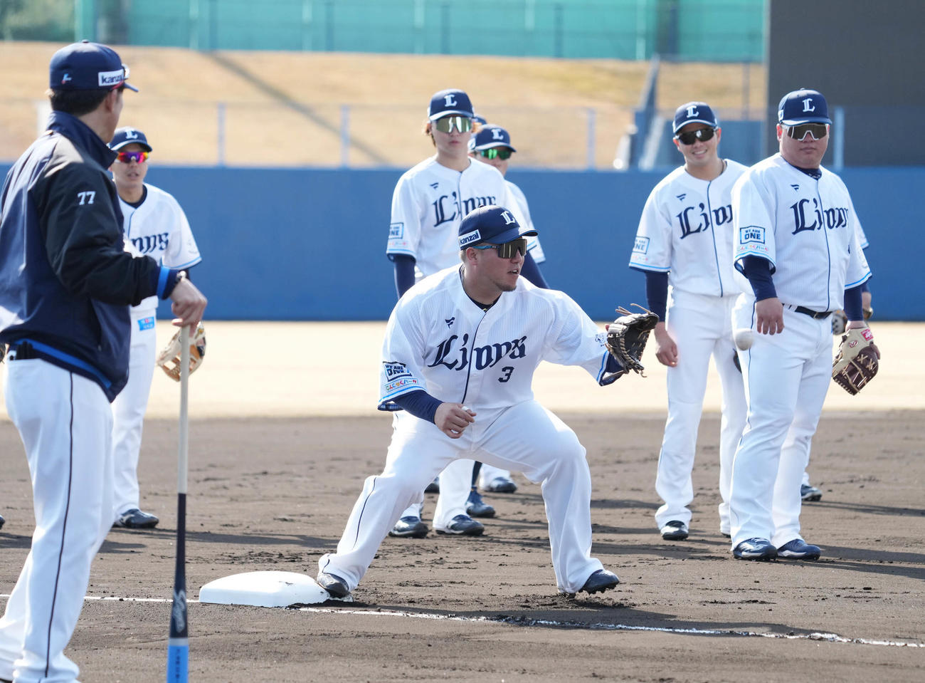 投内連携で三塁の守備に就く西武山川（撮影・小沢裕）
