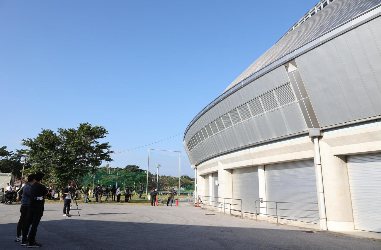 練習を前に宜野座ドームのシャッターが閉められる（撮影・上山淳一）