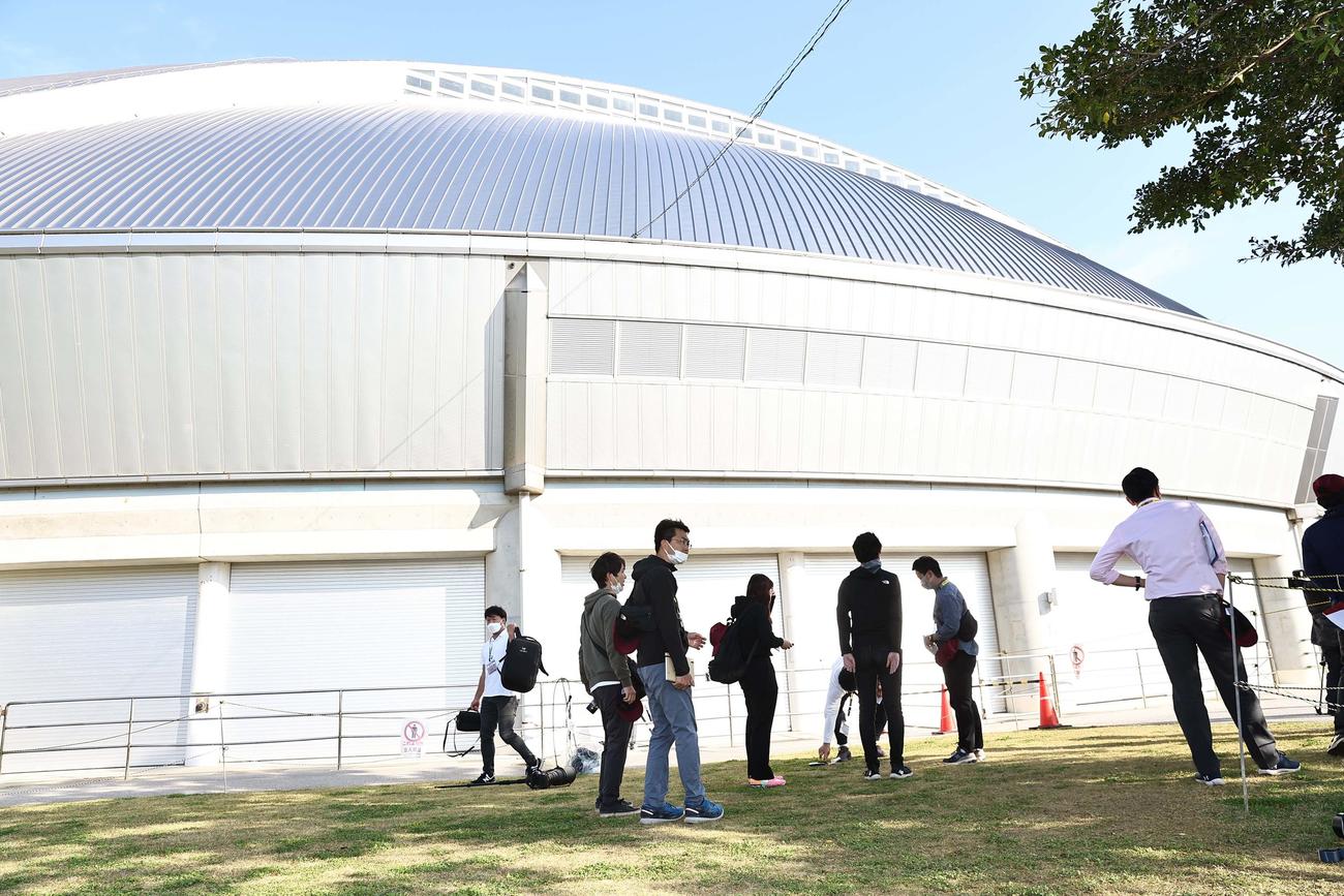サインプレーの練習をするためシャッターが閉められた宜野座ドーム（撮影・上田博志）