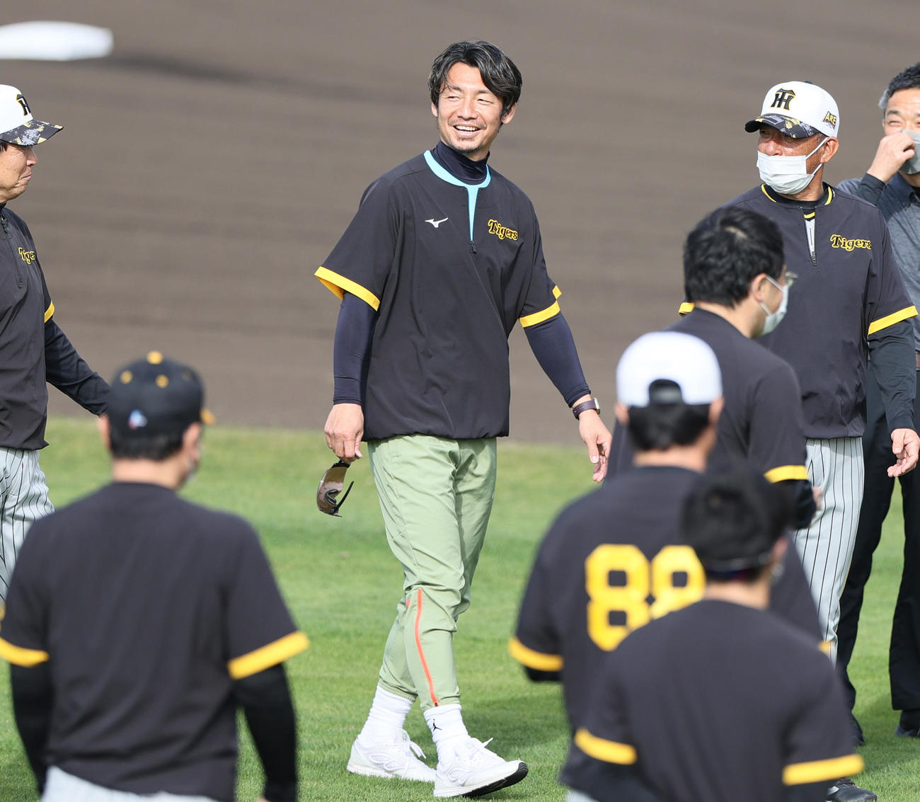グラウンドで笑顔を見せる鳥谷臨時コーチ（中央）（撮影・上山淳一）