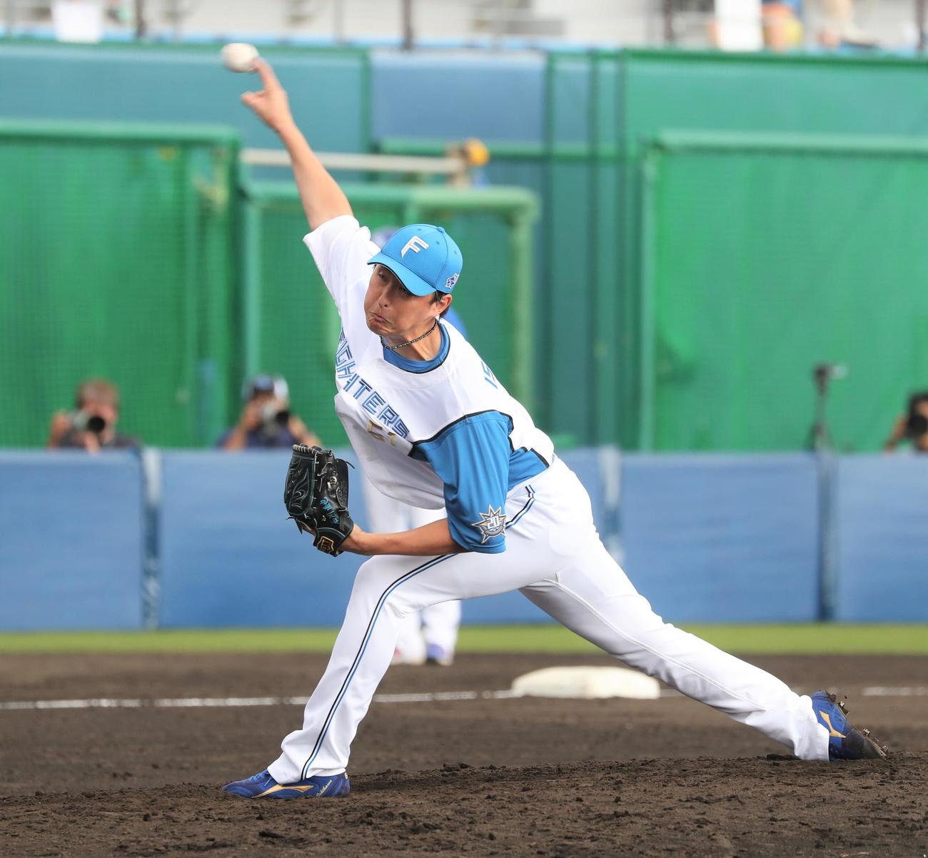 日本ハム対サムスン　9回に登板の石川（撮影・黒川智章）