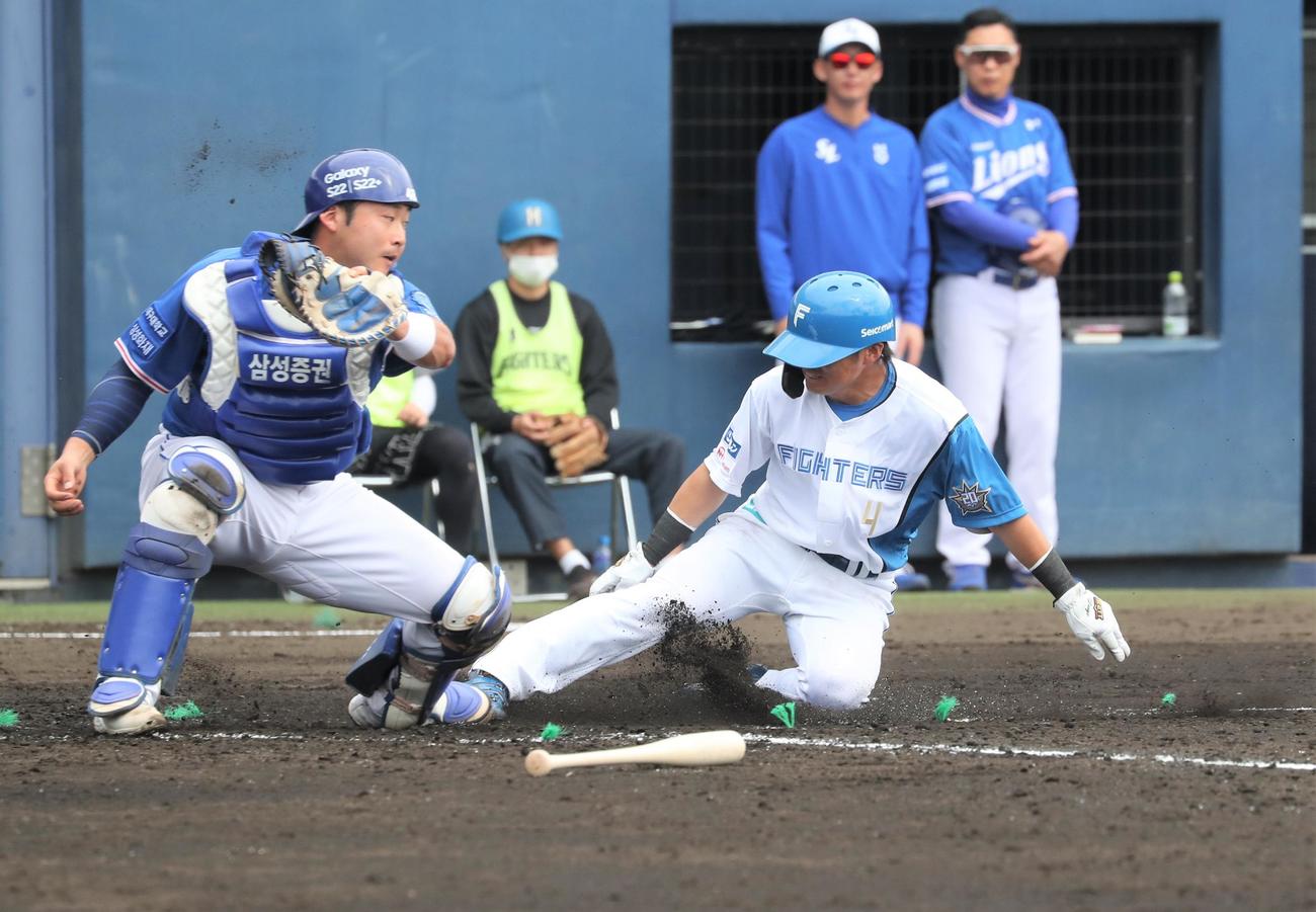 日本ハム対サムスン　4回裏日本ハム2死二塁、石井の右前適時打で生還する上川畑（撮影・黒川智章）