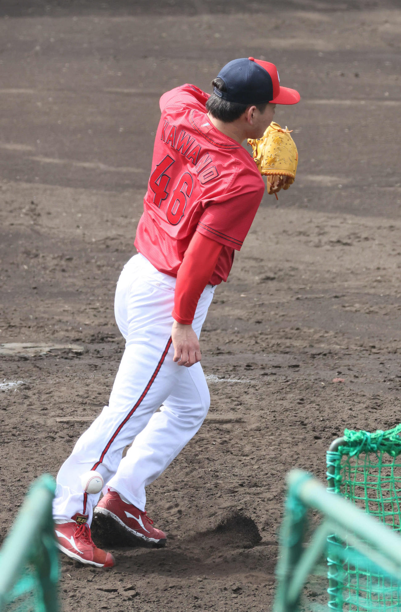 広島日南キャンプ　ランチタイム特打3番手で登板したドラフト5位の河野は小園の打球が足に直撃し退場した（撮影・加藤孝規）