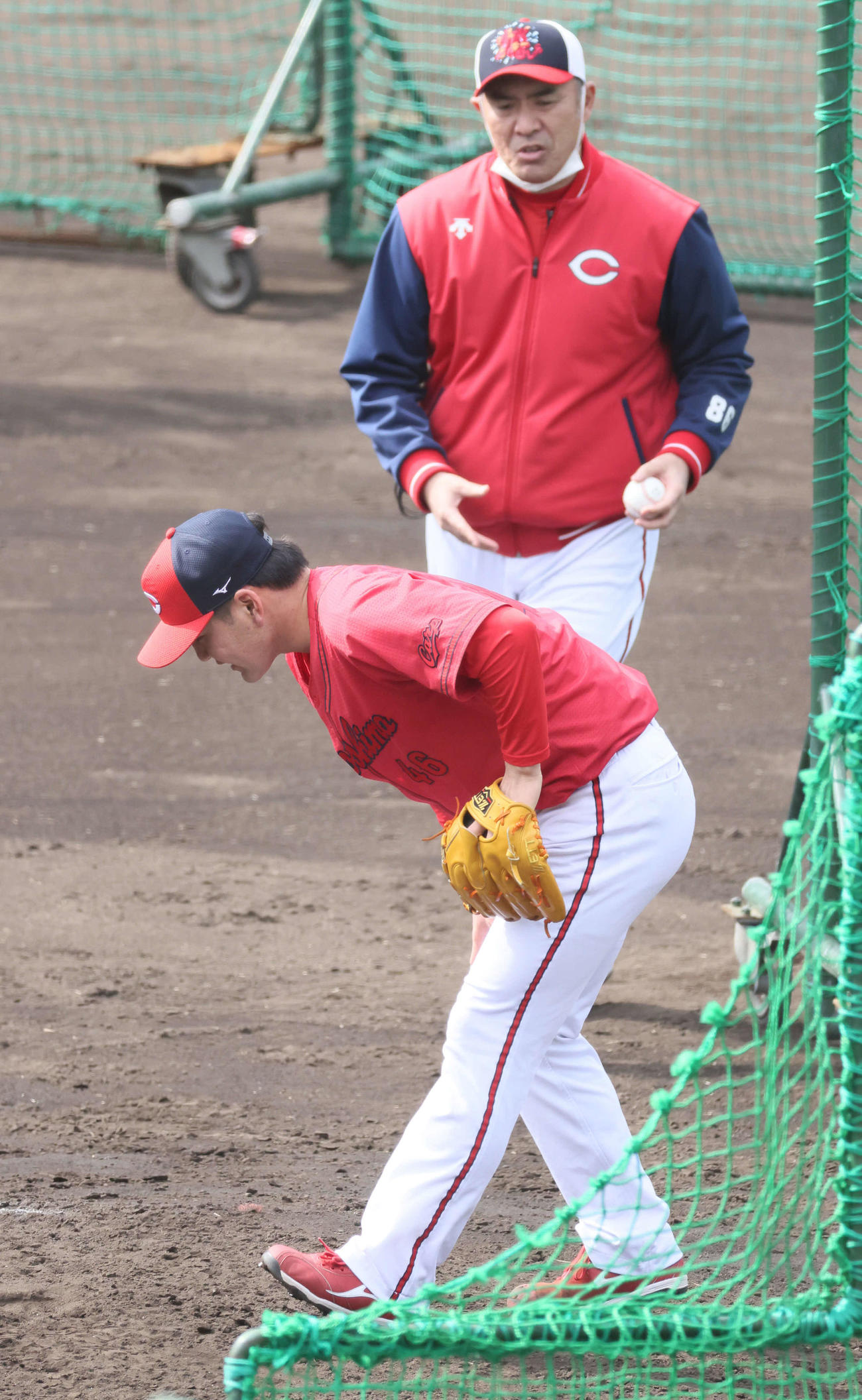 広島日南キャンプ　ランチタイム特打3番手で登板したドラフト5位の河野は小園毅投手コーチ（撮影・加藤孝規）