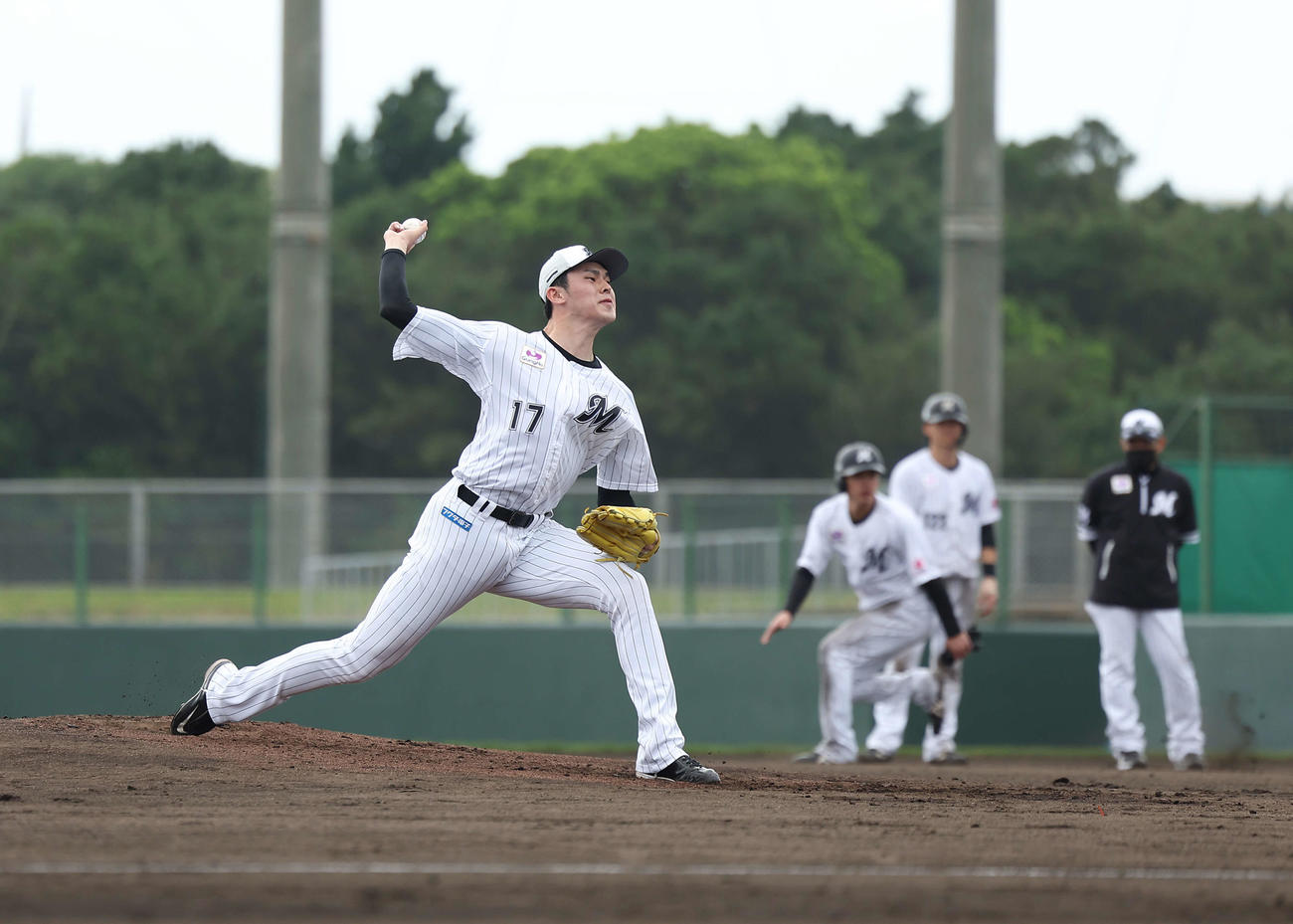 実戦形式の打撃練習でマウンドに上がり調整するロッテ佐々木朗（撮影・河田真司）