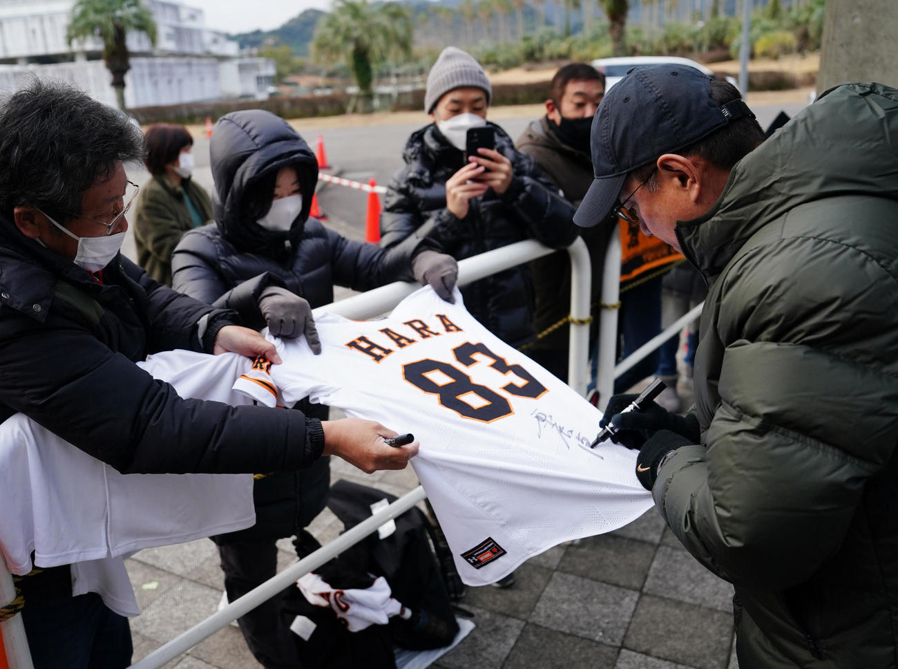 ファンにサインする巨人原監督（右）（撮影・江口和貴）