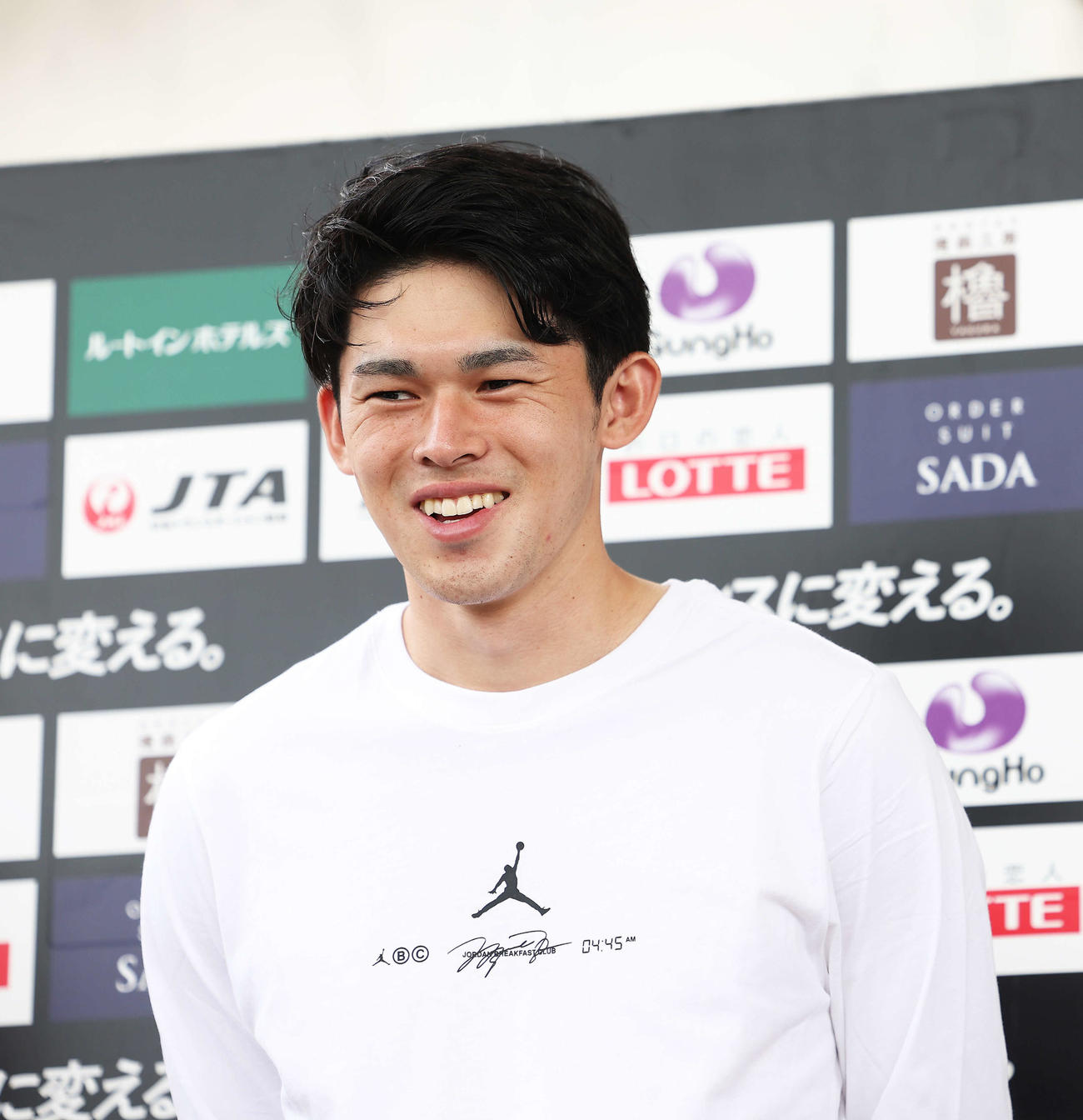 記者の質問に笑顔で答えるロッテ佐々木朗（撮影・河田真司）