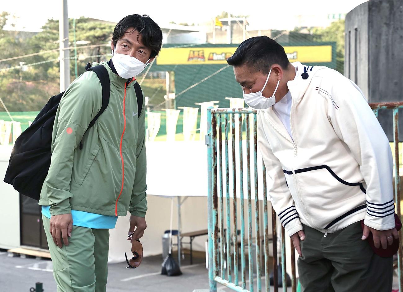 臨時コーチの鳥谷（左）はトミーズ雅のあいさつを受ける（撮影・上田博志）
