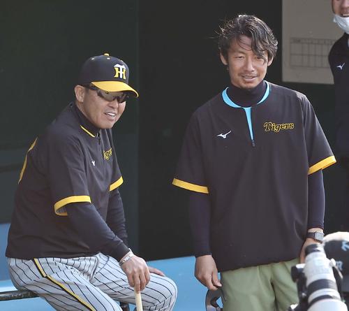 ベンチで笑顔を見せる岡田監督（左）と臨時コーチの鳥谷氏（撮影・上田博志）