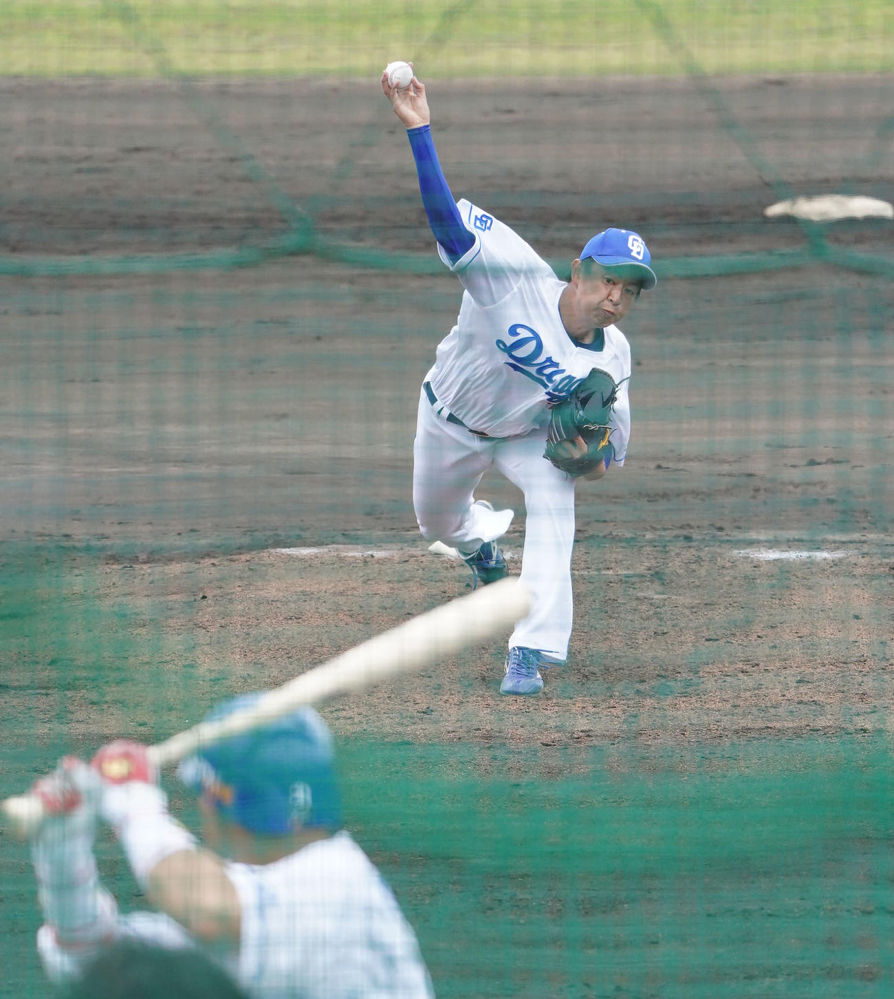 シート打撃練習で大島相手に投球する仲地（撮影・森本幸一）
