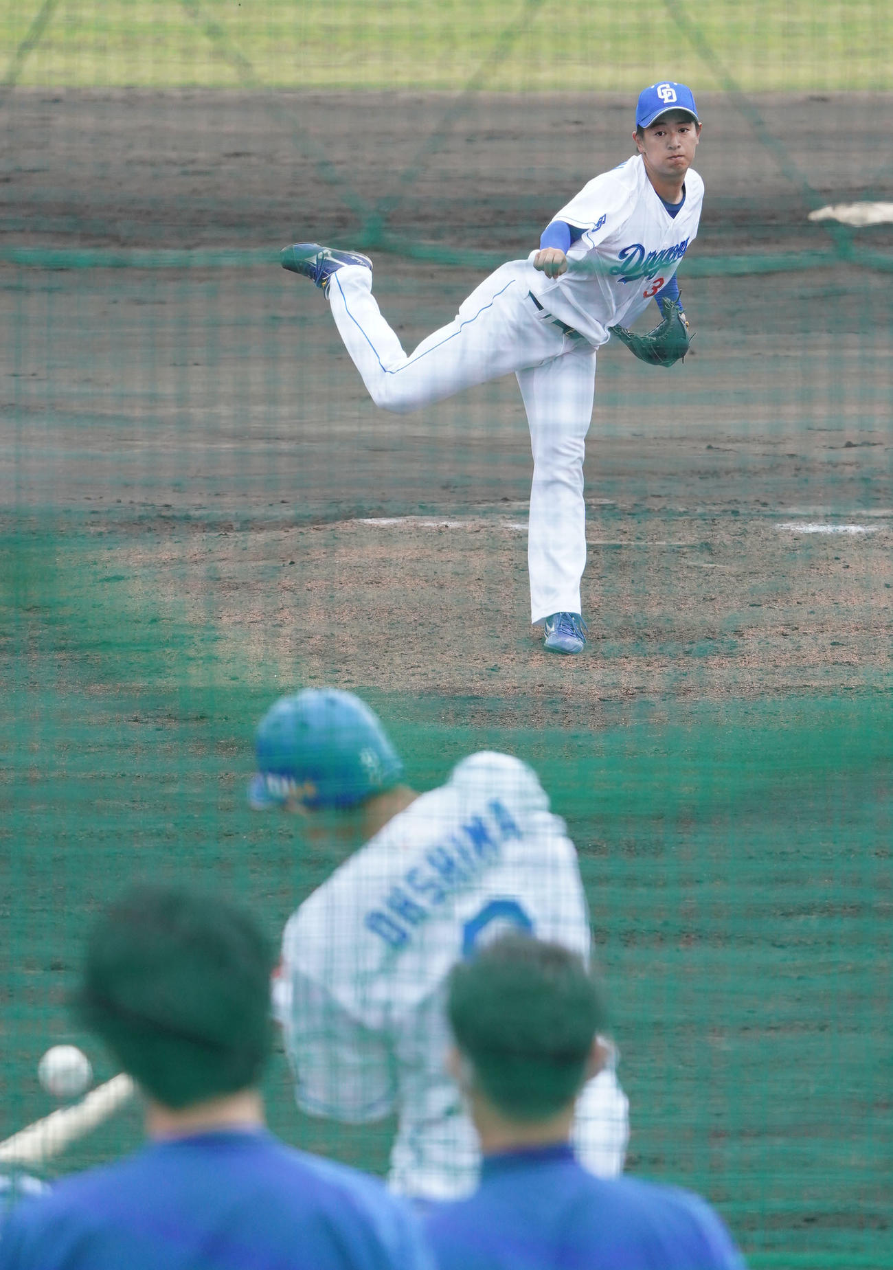 シート打撃練習で大島相手に投球する仲地（撮影・森本幸一）