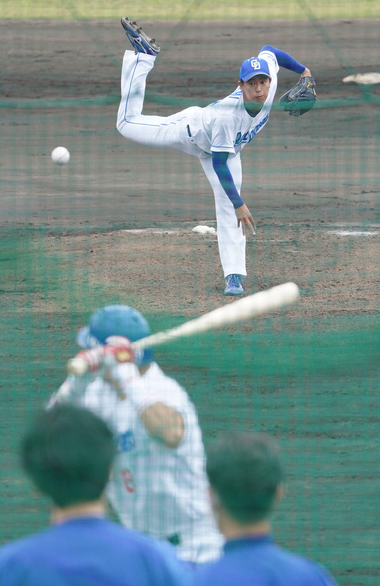 シート打撃練習で大島相手に投球する仲地（撮影・森本幸一）