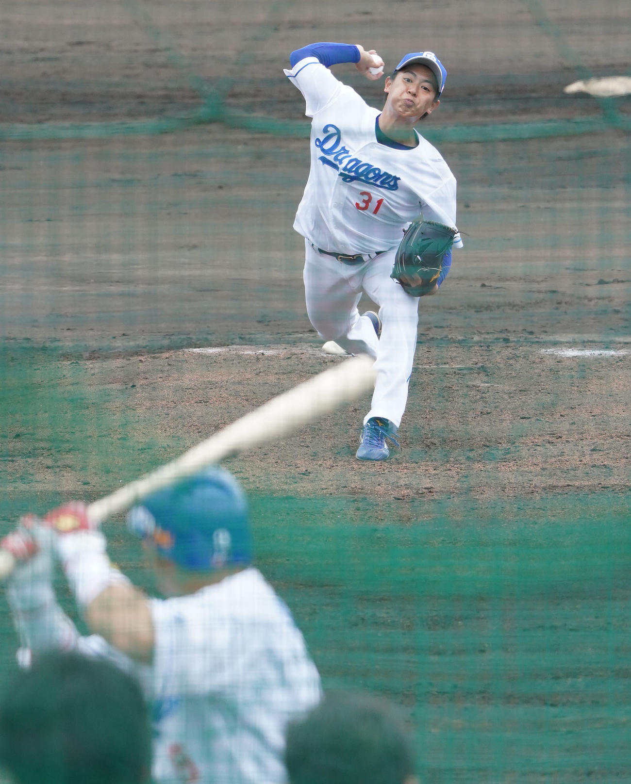 シート打撃練習で大島相手に投球する仲地（撮影・森本幸一）