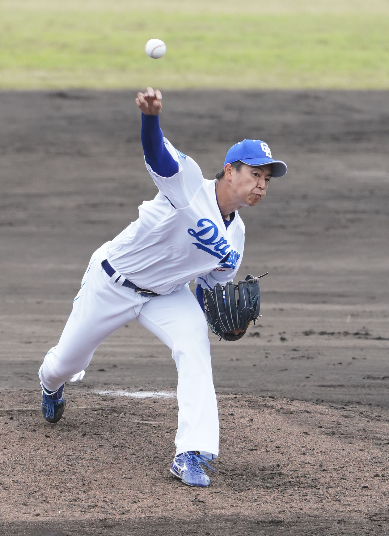 シート打撃練習に投球する仲地（撮影・森本幸一）