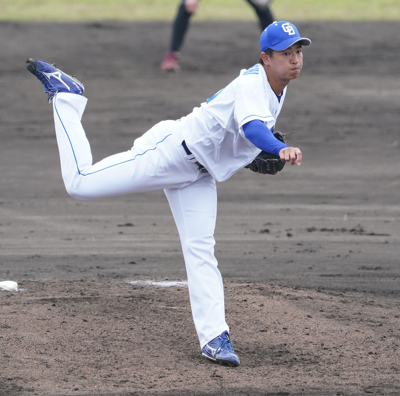 シート打撃練習に投球する仲地（撮影・森本幸一）