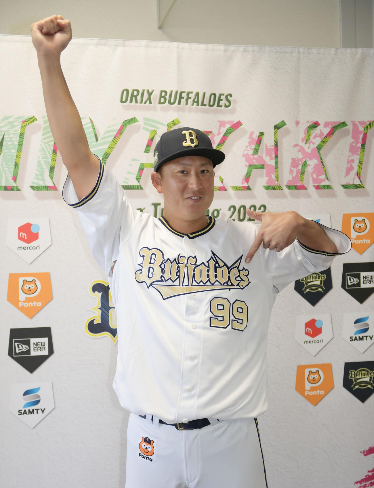 開幕シリーズで着用するユニホームを着てポーズを決めるオリックス杉本
