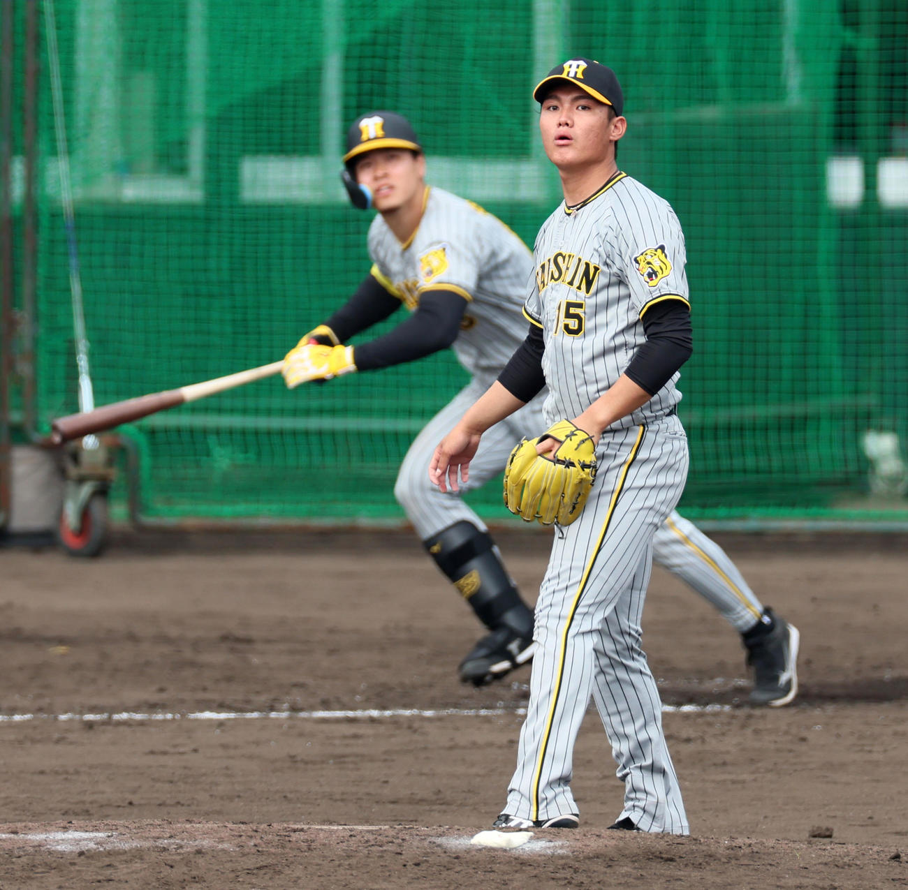 シート打撃練習の無死から西純は佐藤輝に中越え本塁打を被弾（撮影・加藤哉）