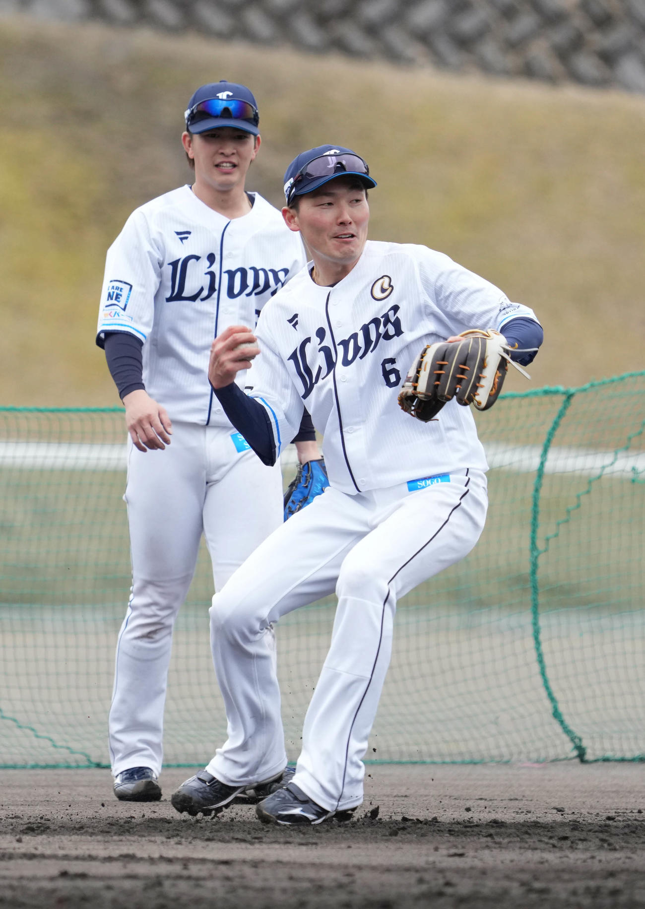 特守に臨んだ西武源田は逆シングルでグラブから飛び出した球に素早く反応し右手でキャッチ。そのまま一塁へ送球する華麗な守備で沸かせた。後方左は川野（撮影・小沢裕）