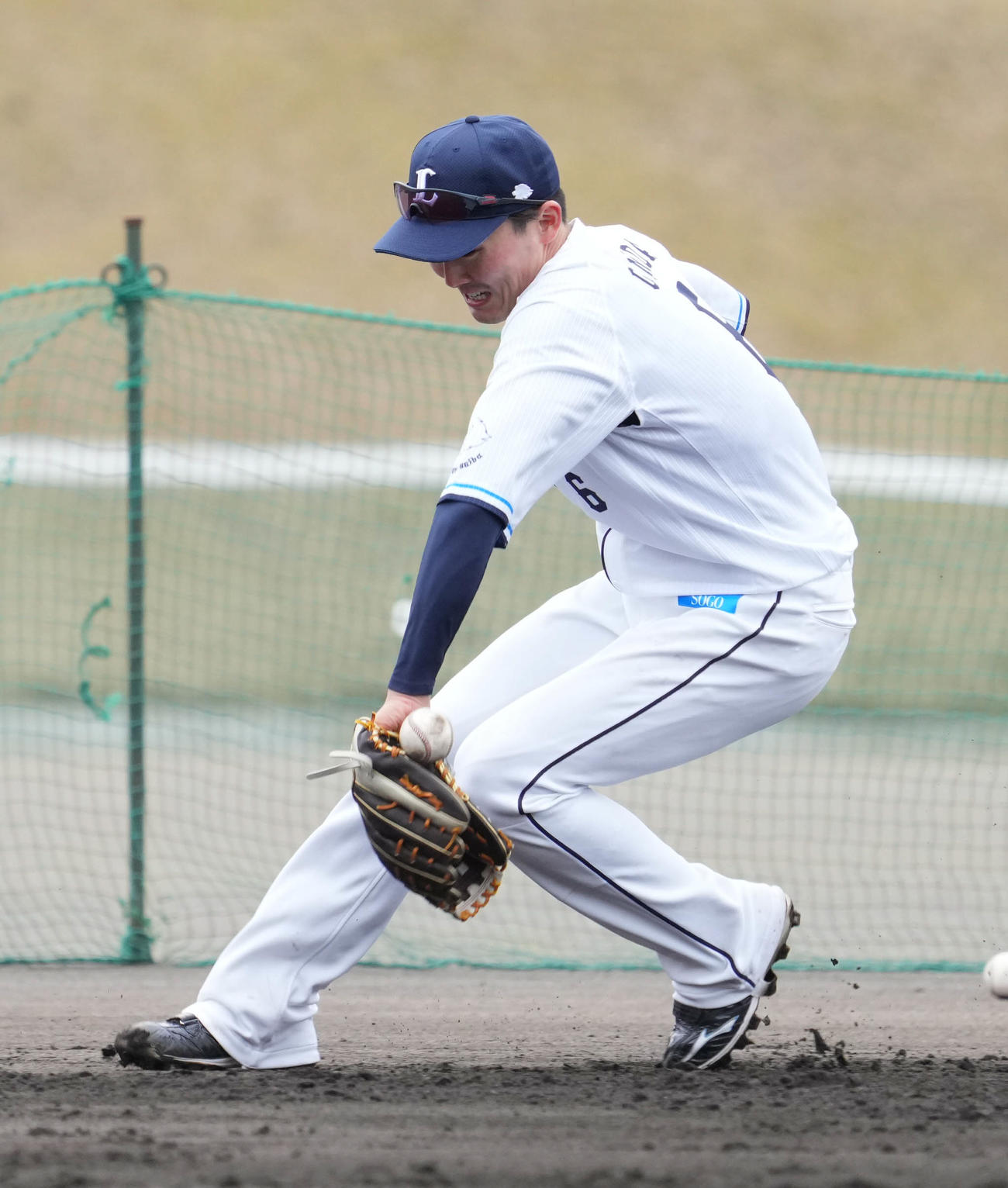 特守に臨んだ西武源田は逆シングルでグラブから飛び出した球に素早く反応し右手でキャッチ。そのまま一塁へ送球する華麗な守備で沸かせた。後方左は川野（撮影・小沢裕）