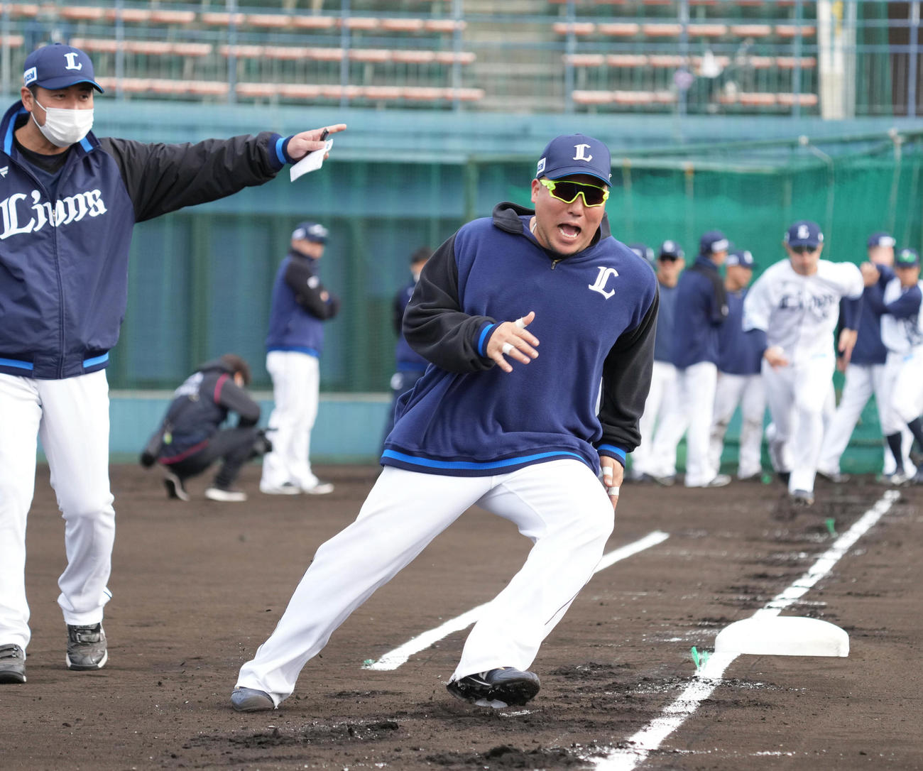 ベースランニングで一塁へ駆け込んだところで暴投するという設定の練習で驚いたような表情を見せながら二塁へ向かう西武山川（撮影・小沢裕）