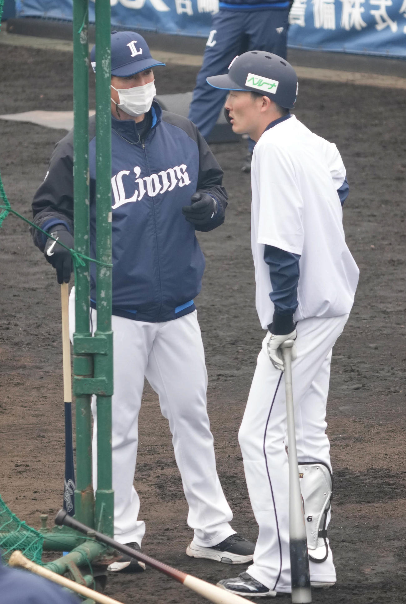 源田（右）と談笑する西武松井監督（撮影・小沢裕）