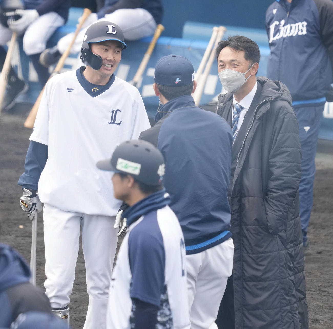 西武南郷キャンプを訪れ源田（左）と談笑する本紙評論家の宮本氏（右）（撮影・小沢裕）