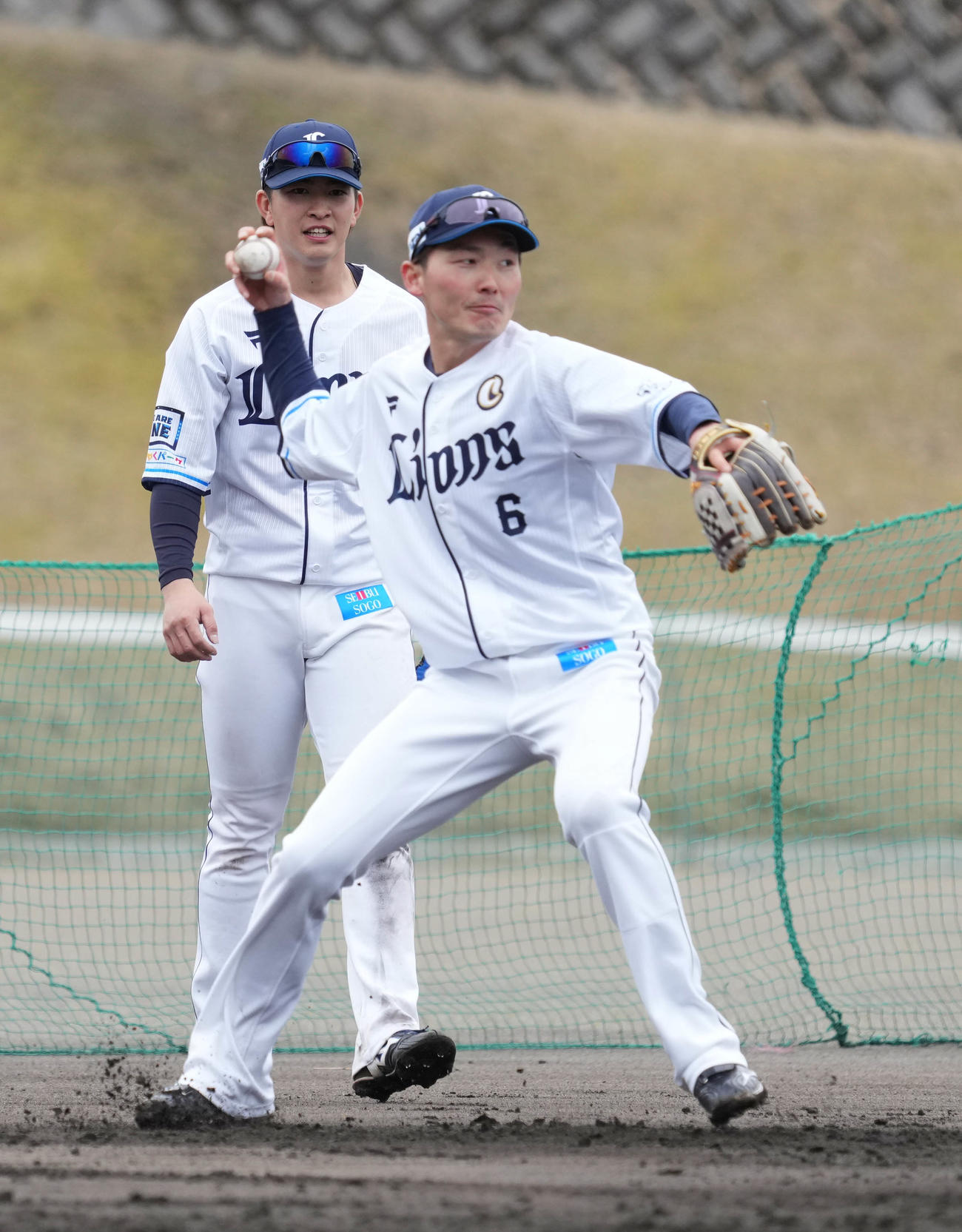 特守に臨んだ西武源田は逆シングルでグラブから飛び出した球に素早く反応し右手でキャッチ。そのまま一塁へ送球する華麗な守備で沸かせた。後方左は川野（撮影・小沢裕）