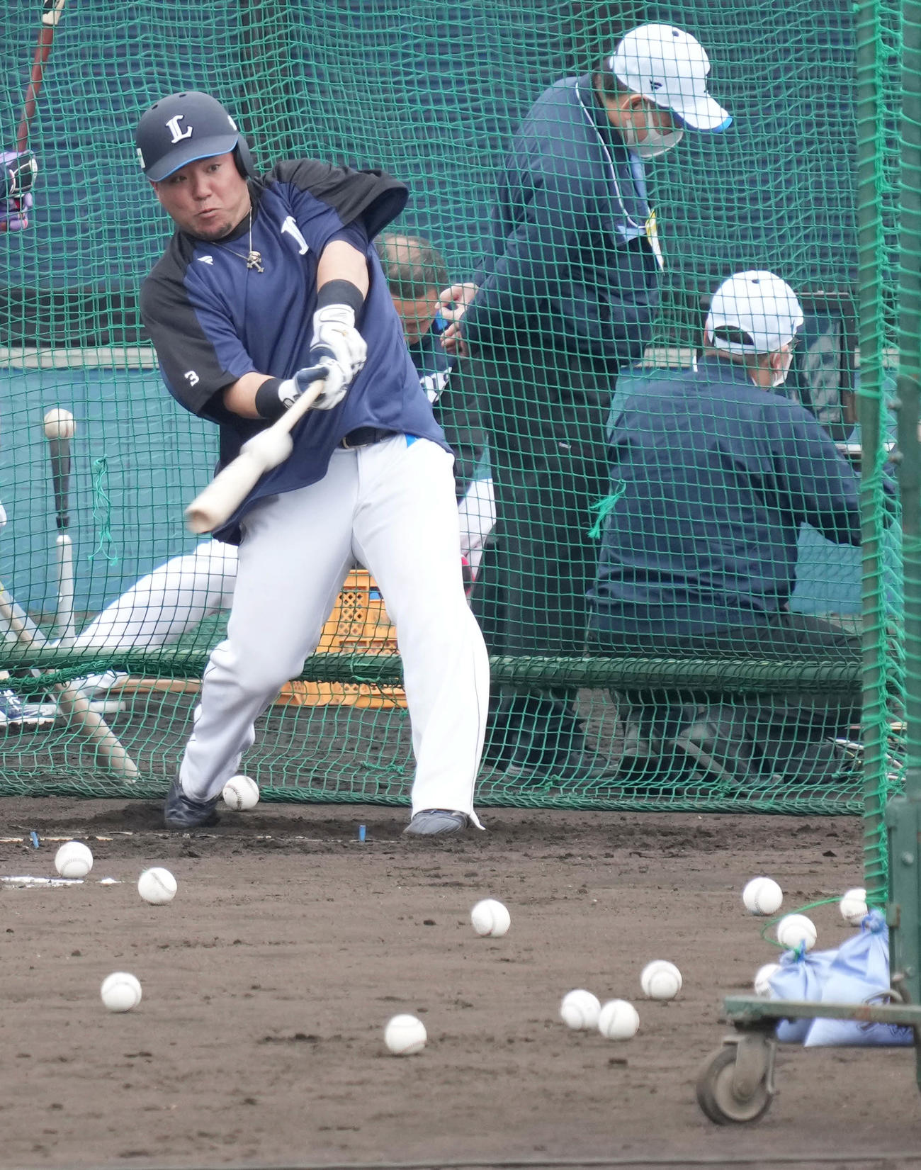 フリー打撃に臨む西武山川（撮影・小沢裕）