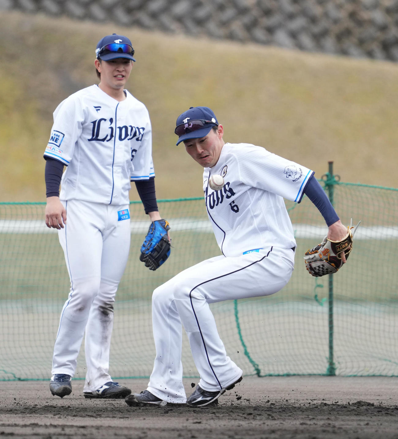 特守に臨んだ西武源田は逆シングルでグラブから飛び出した球に素早く反応し右手でキャッチ。そのまま一塁へ送球する華麗な守備で沸かせた。後方左は川野（撮影・小沢裕）