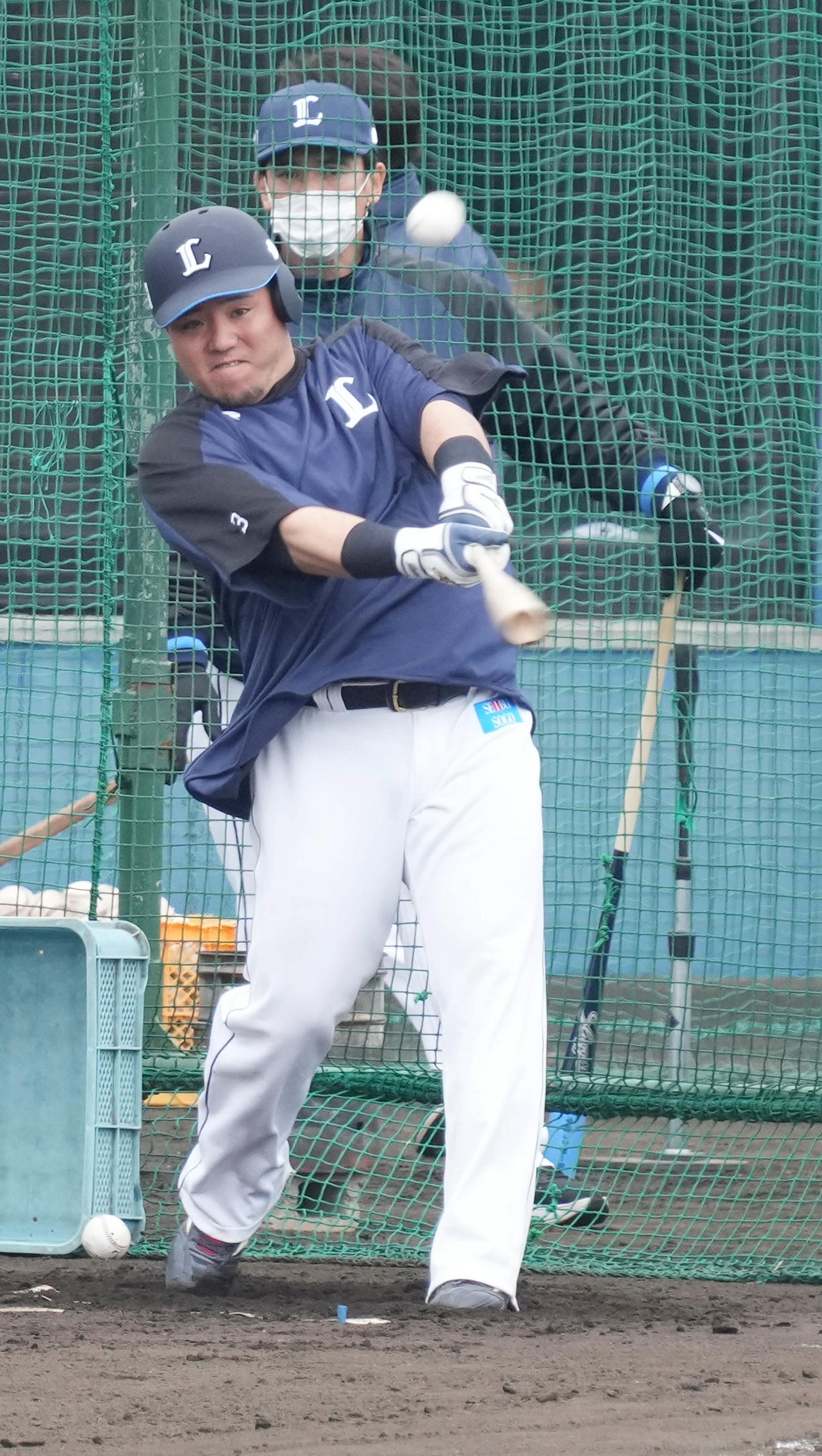 フリー打撃に臨む西武山川。右は松井監督（撮影・小沢裕）