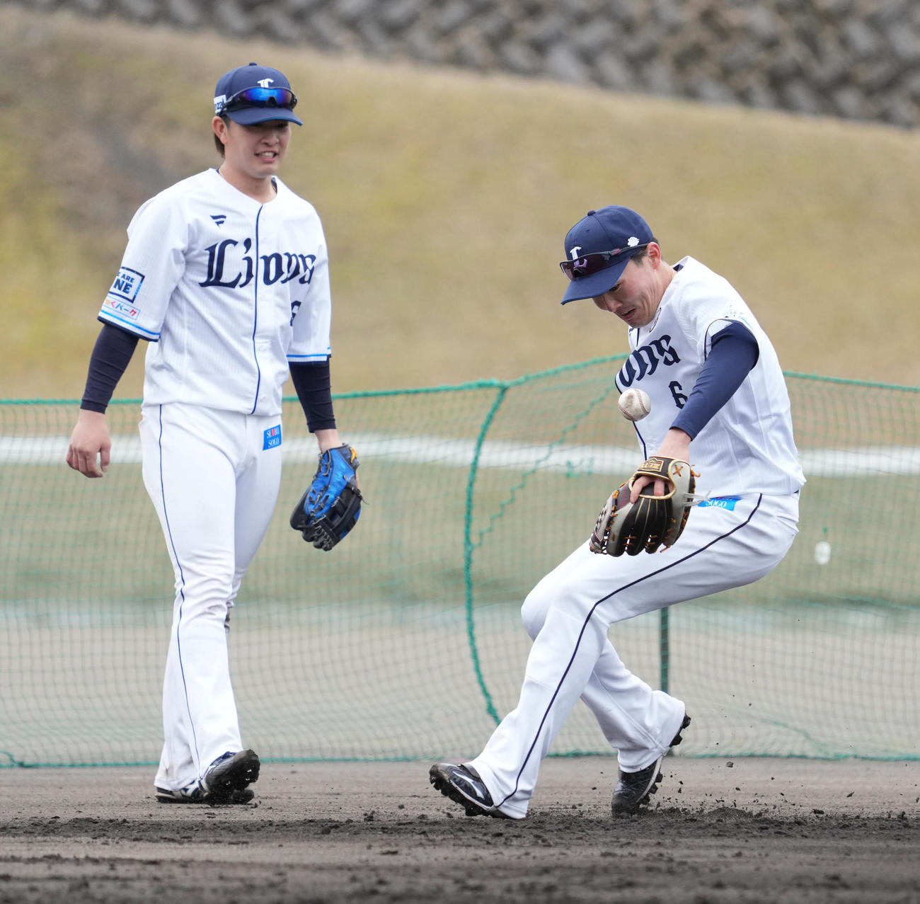 特守に臨んだ西武源田は逆シングルでグラブから飛び出した球に素早く反応し右手でキャッチ。そのまま一塁へ送球する華麗な守備で沸かせた。後方左は川野（撮影・小沢裕）
