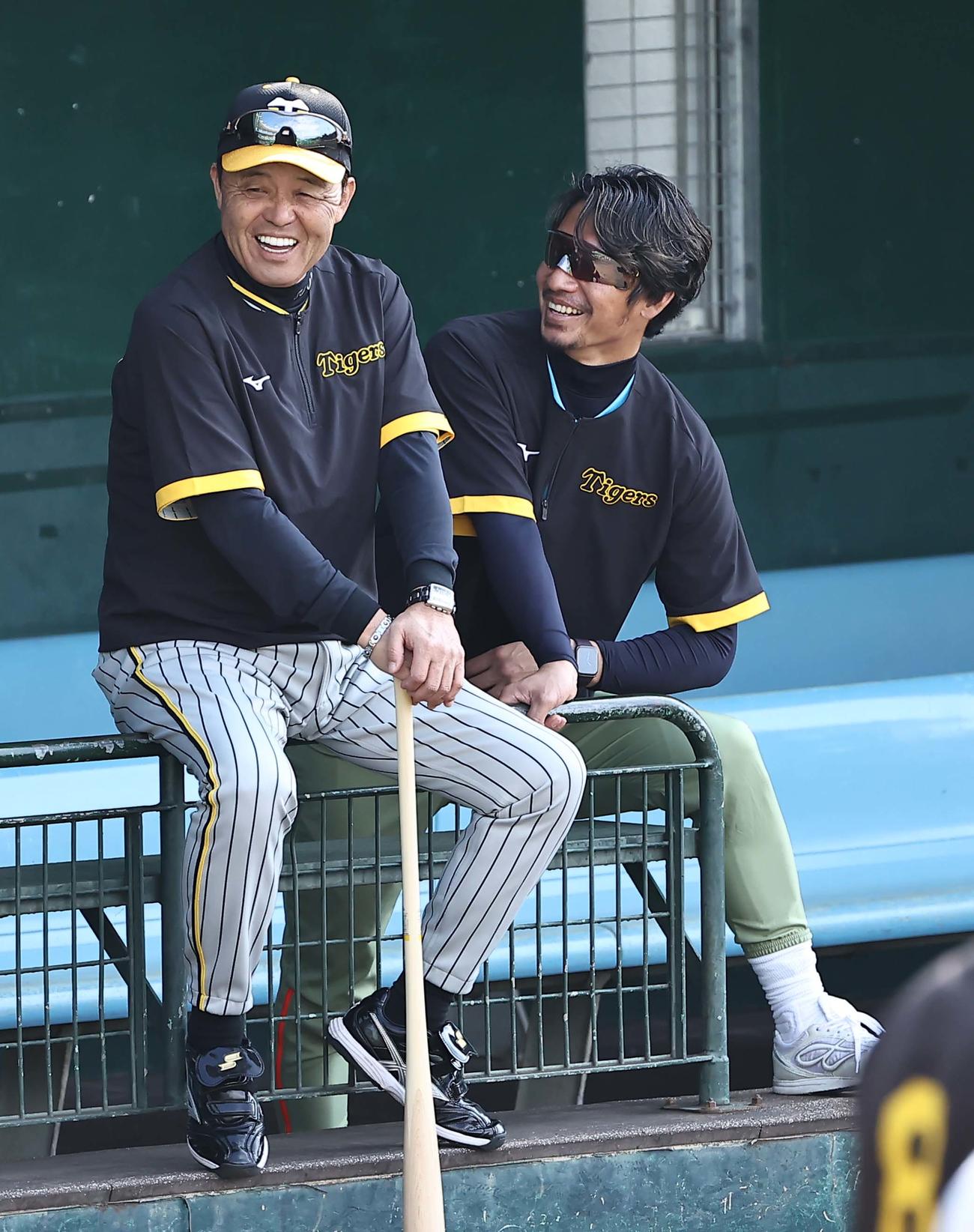 ベンチで笑顔を見せる岡田監督（左）と臨時コーチの鳥谷氏（撮影・上田博志）