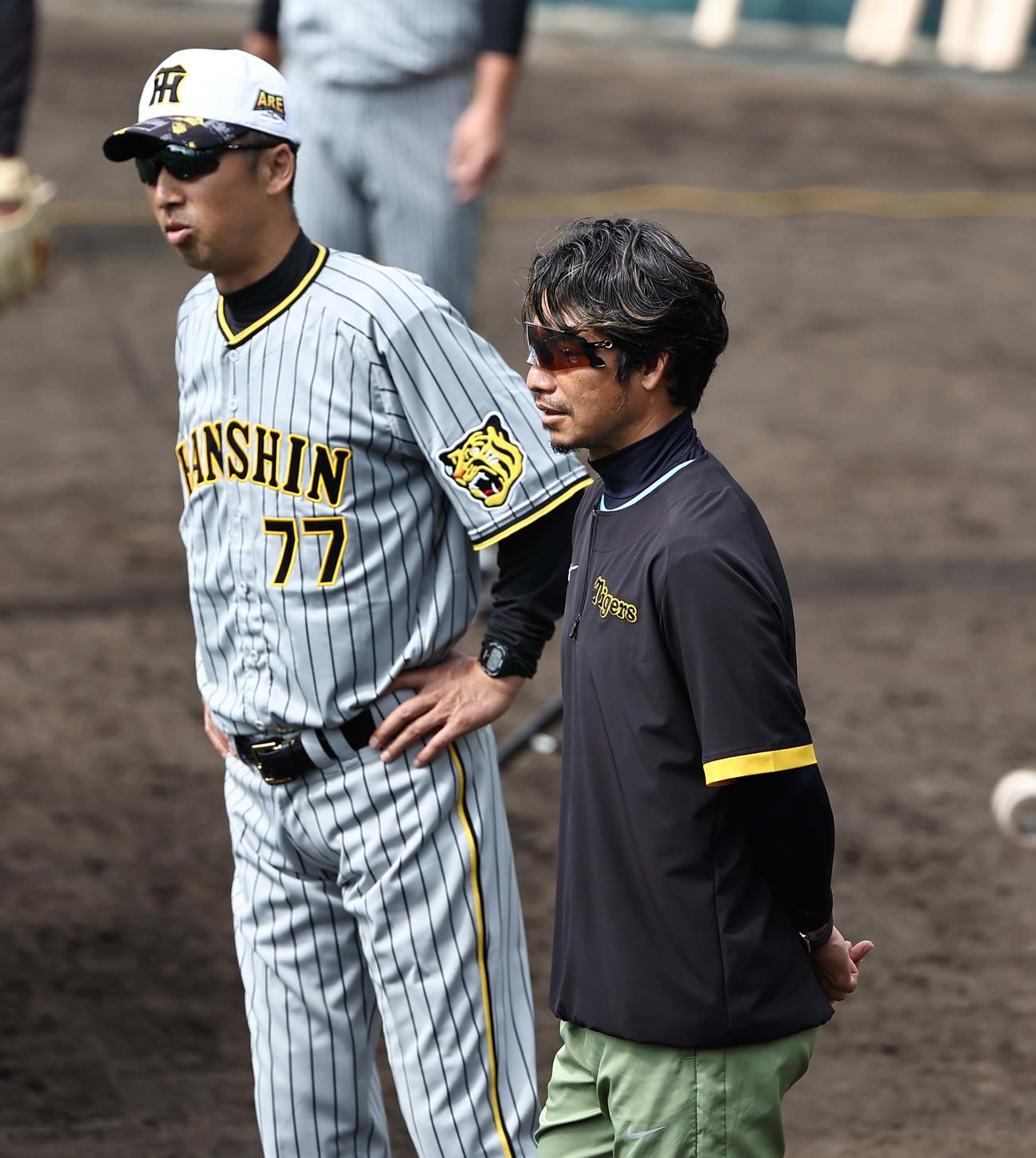 練習を見守る今岡コーチ（左）と鳥谷臨時コーチ（撮影・上田博志）