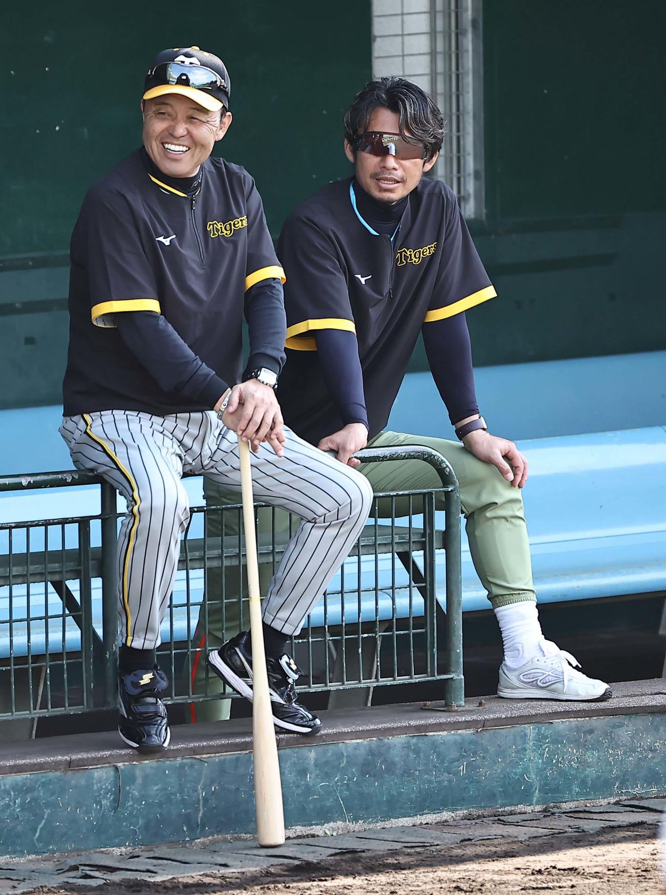 ベンチで笑顔を見せる岡田監督（左）と臨時コーチの鳥谷氏（撮影・上田博志）