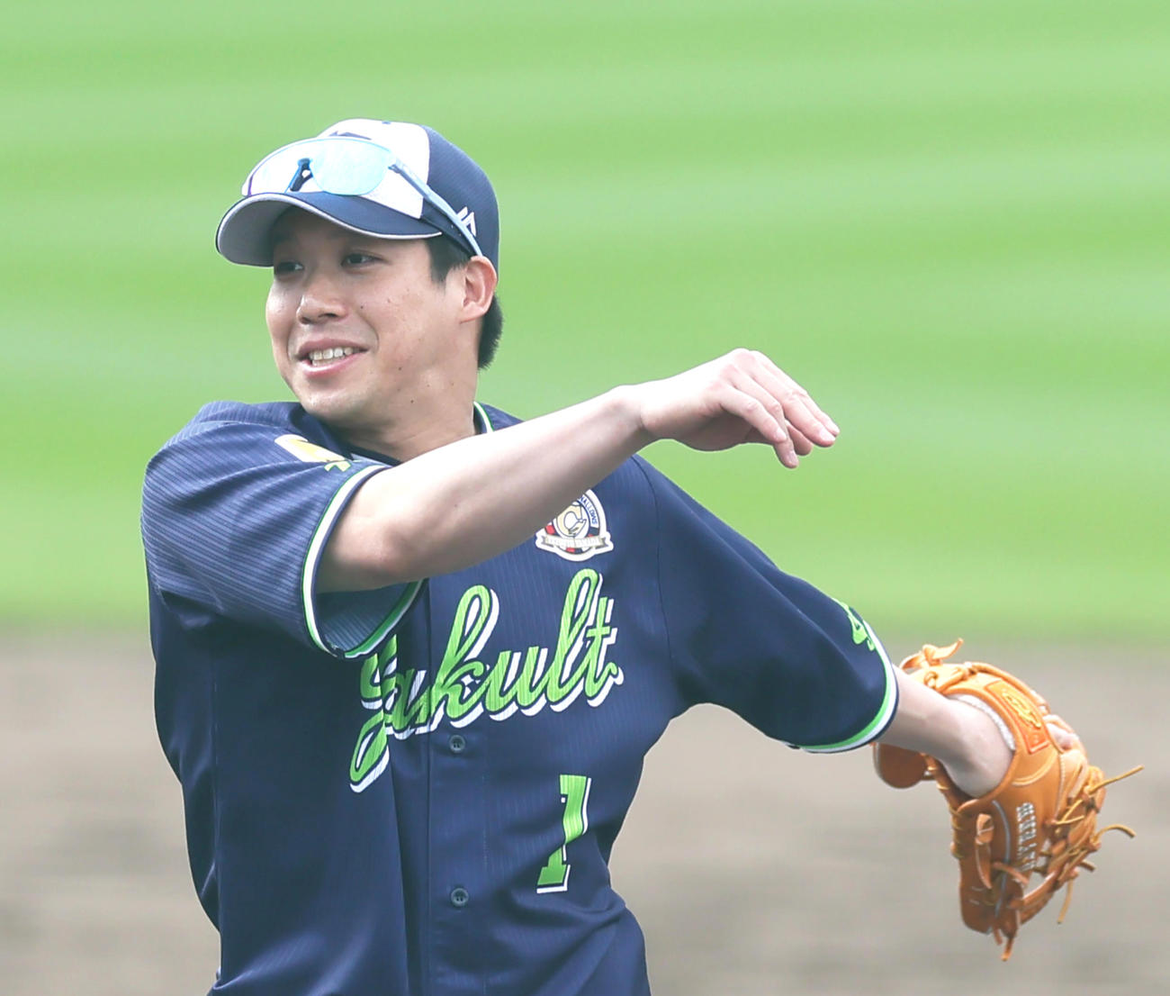 守備練習で笑顔を見せるヤクルト山田（撮影・足立雅史）