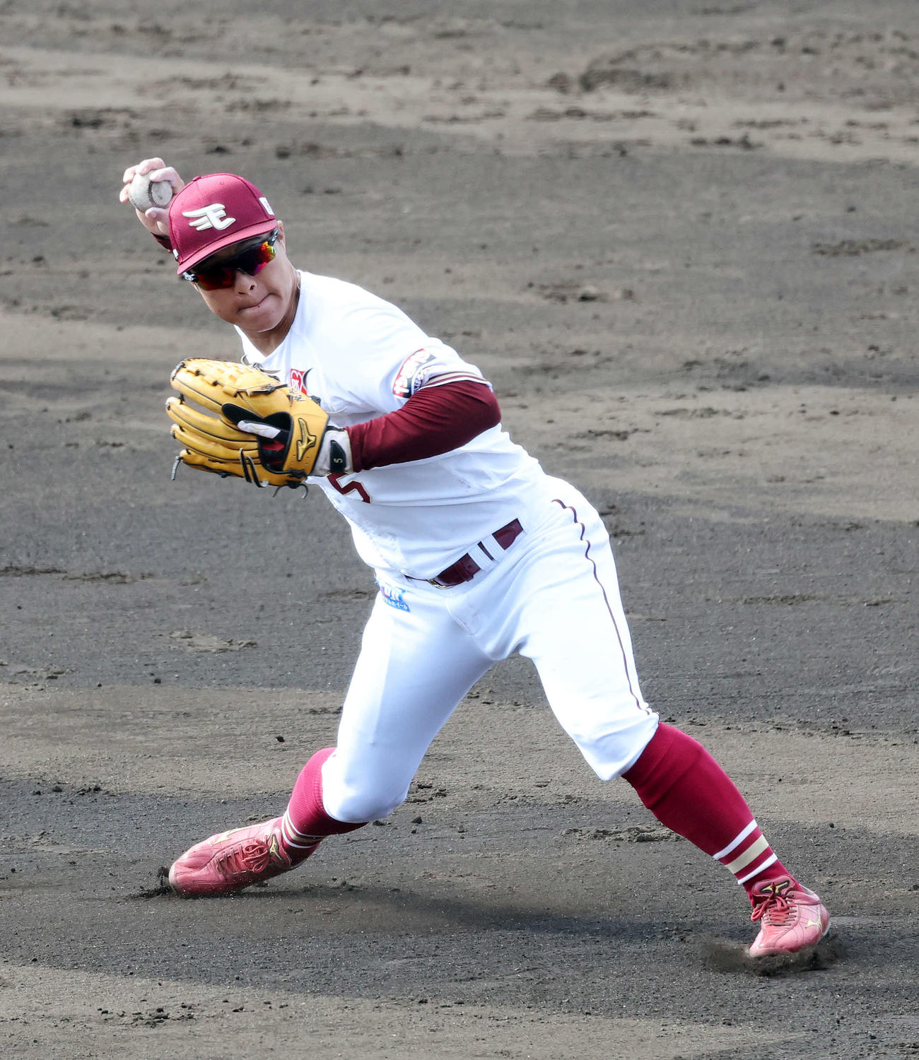 シートノックで遊撃守備についた楽天茂木（撮影・鈴木正人）