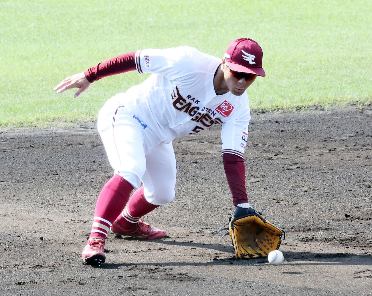 シートノックで遊撃守備についた楽天茂木（撮影・鈴木正人）