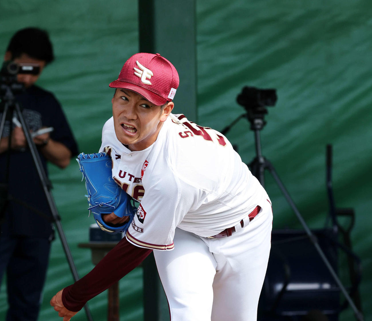 ブルペン投球する楽天鈴木翔（撮影・鈴木正人）