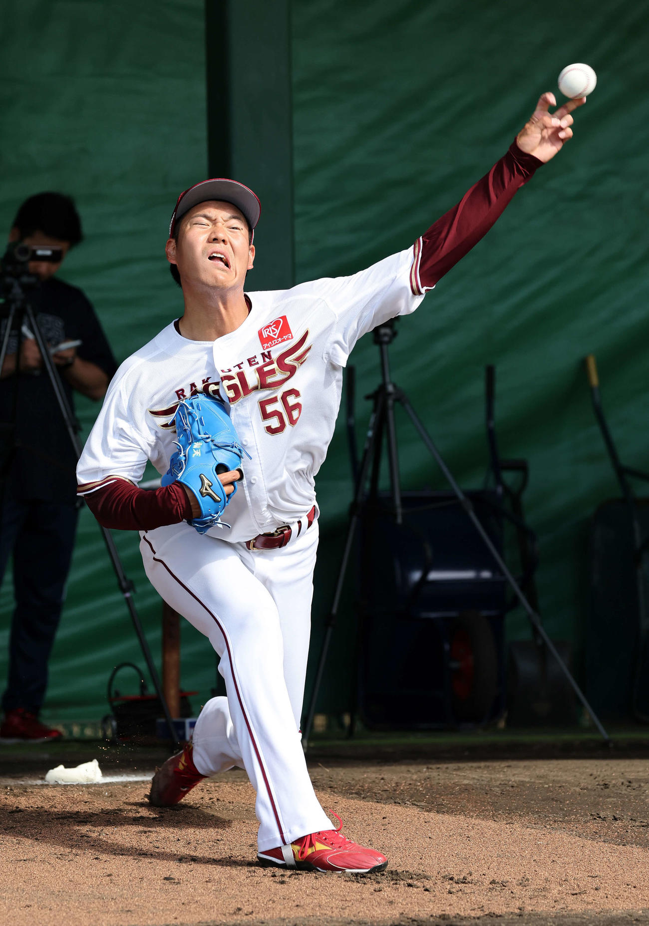 ブルペン投球する楽天鈴木翔（撮影・鈴木正人）
