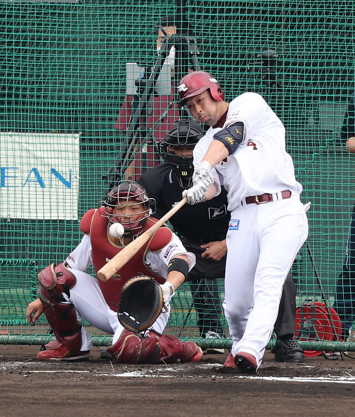 シート打撃で楽天阿部は左中間適時二塁打を放つ（撮影・鈴木正人）