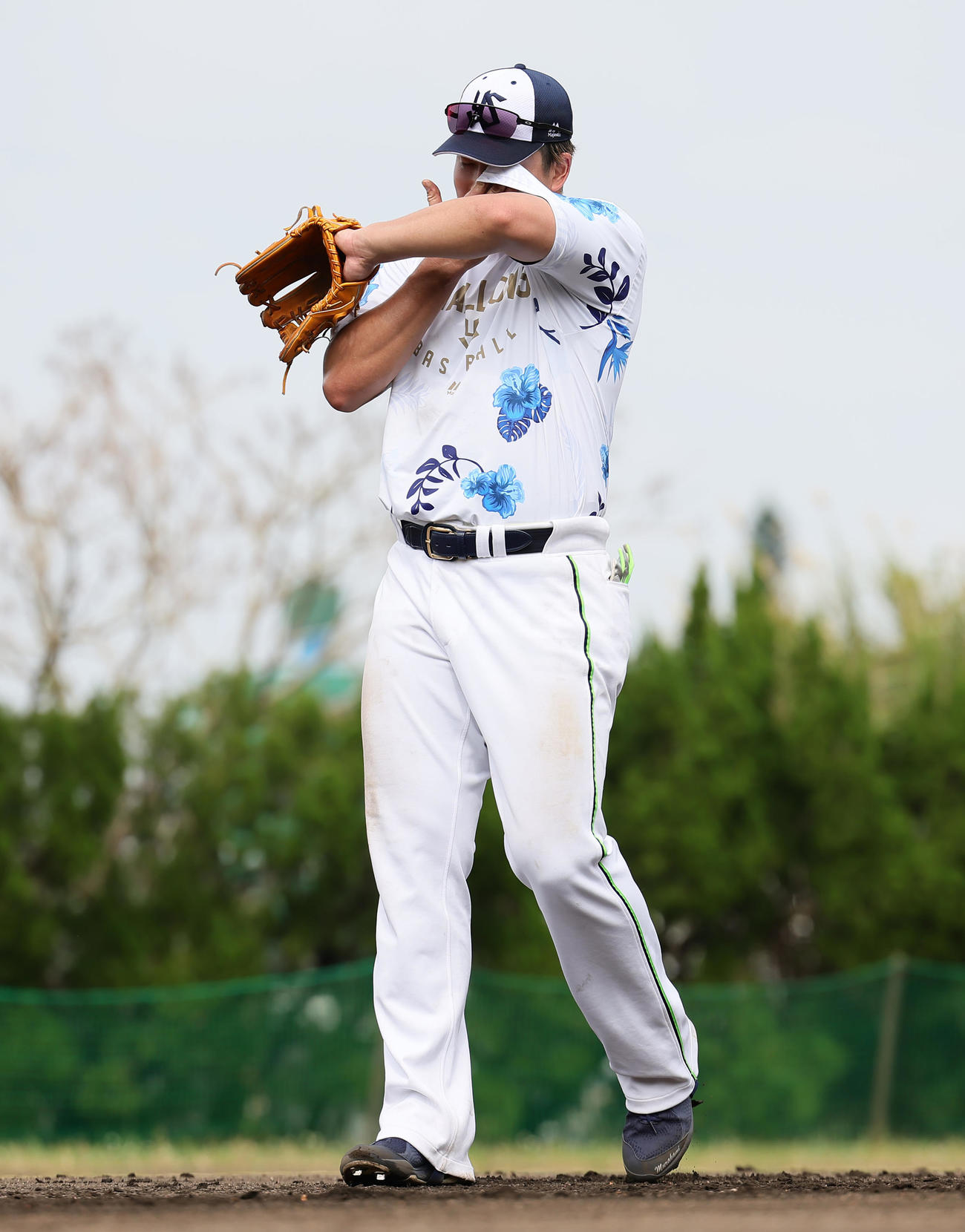 特守で汗を流すヤクルト村上（撮影・足立雅史）