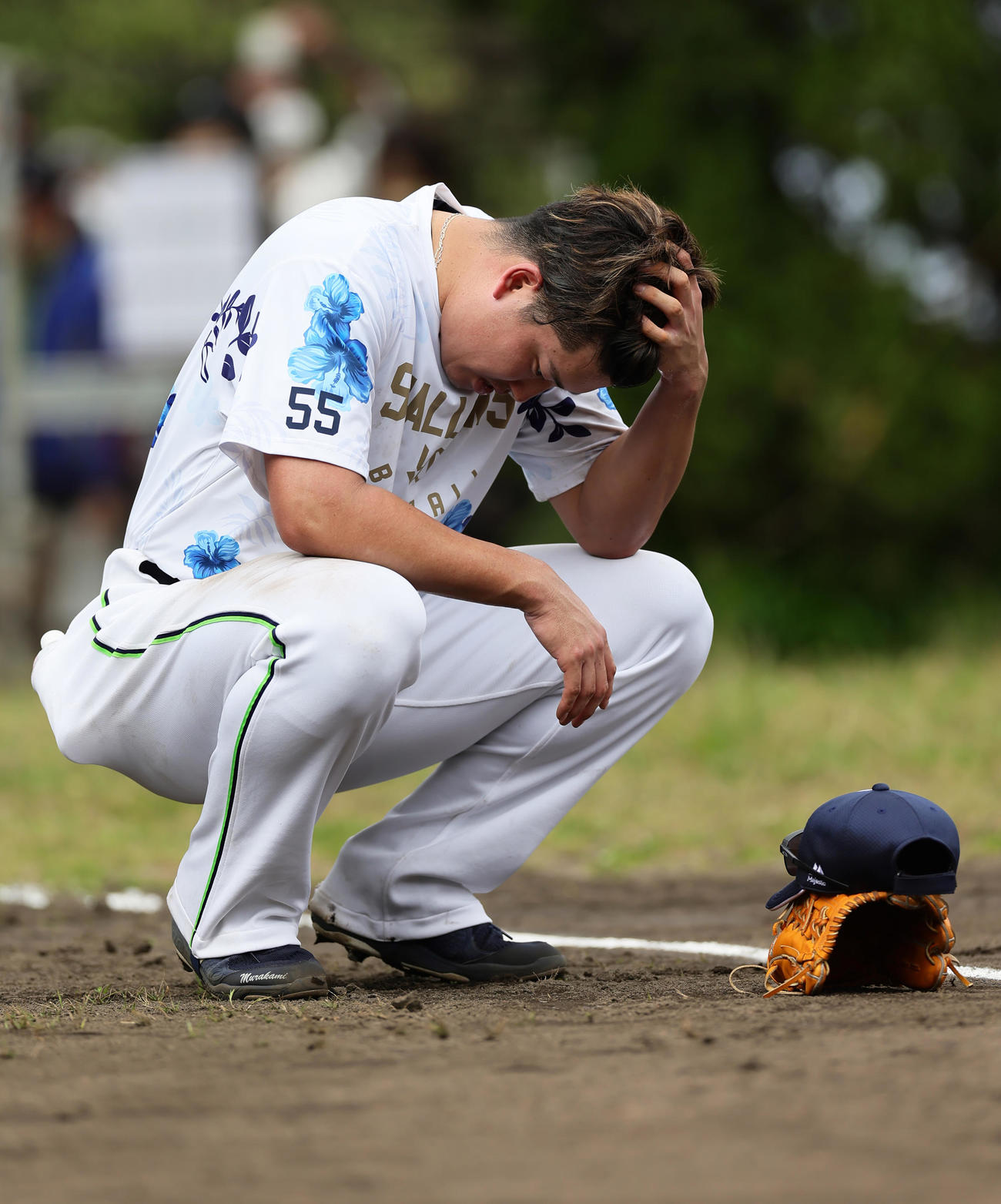 特守を終え、疲労困憊（こんぱい）の表情を見せるヤクルト村上（撮影・足立雅史）