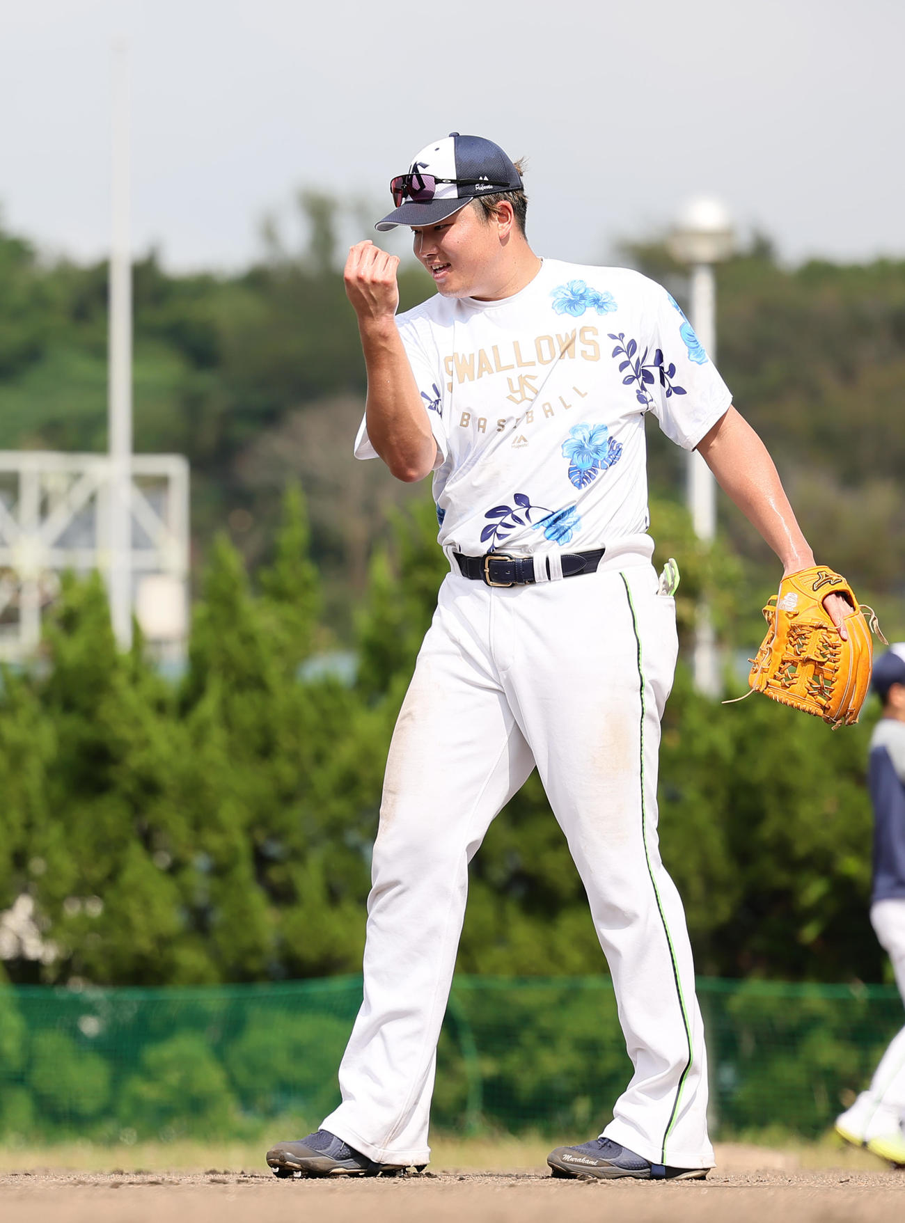 特守の最中、ガッツポーズするヤクルト村上（撮影・足立雅史）