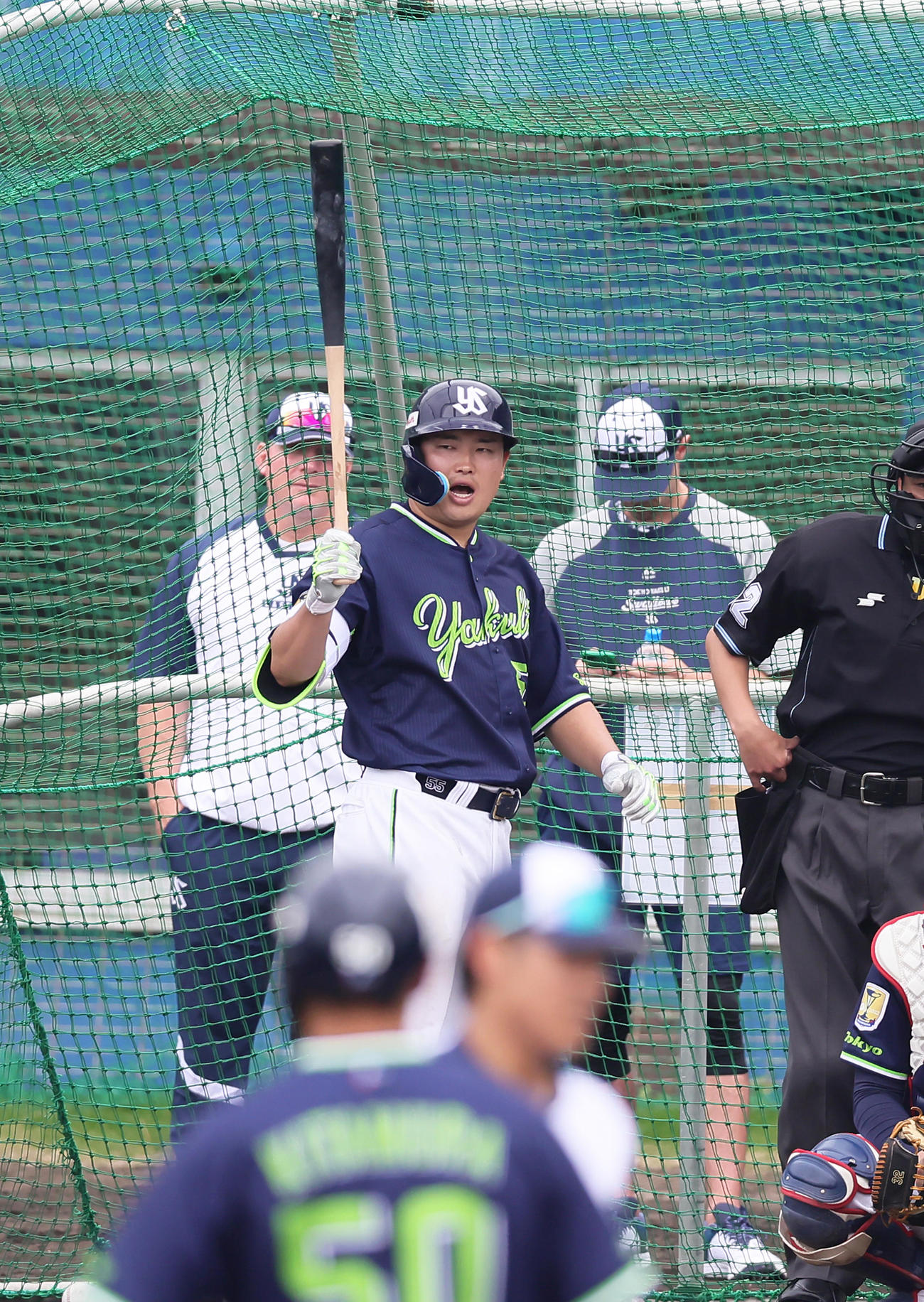 投手を相手にした打撃練習を前に声を出すヤクルト村上（撮影・足立雅史）