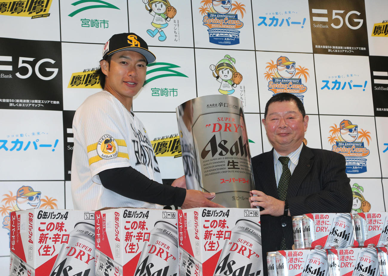 柳田は九州統括本部・中村執行役員本部長から「アサヒスーパードライ」を受け取る（撮影・梅根麻紀）