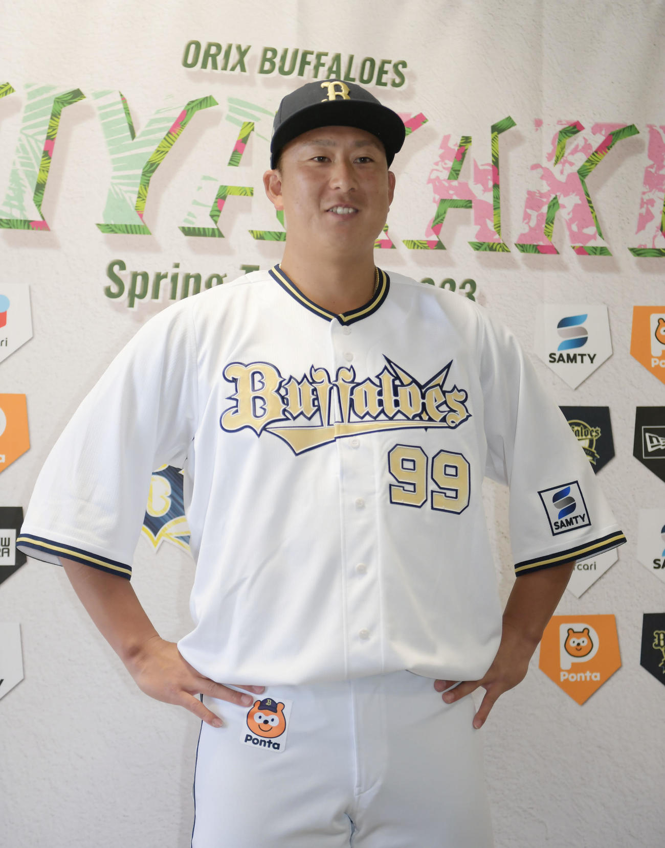 開幕シリーズで着用するユニホームを披露するオリックス杉本