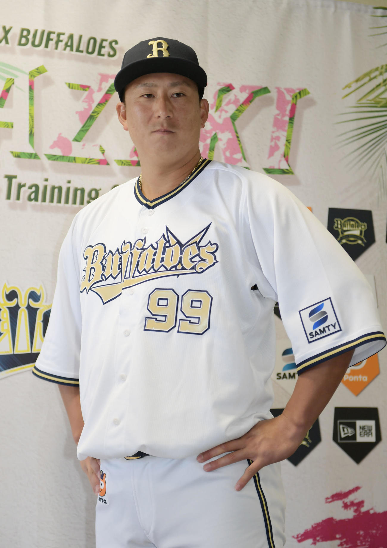 本拠地開幕シリーズで着用するユニホームを披露するオリックス杉本