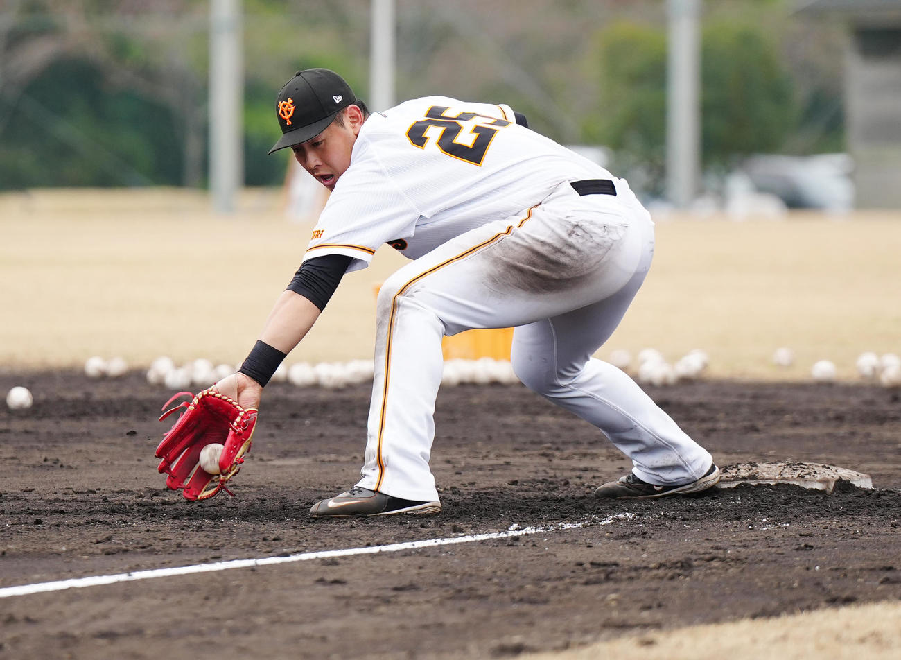 守備練習に臨む巨人岡本和（撮影・江口和貴）