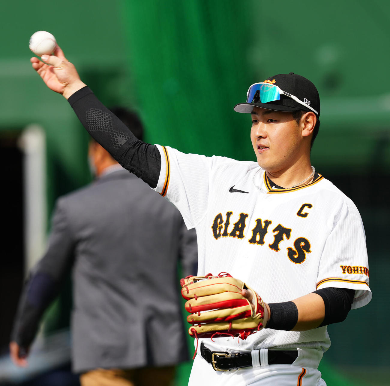 WBC球で練習する巨人岡本和（撮影・江口和貴）