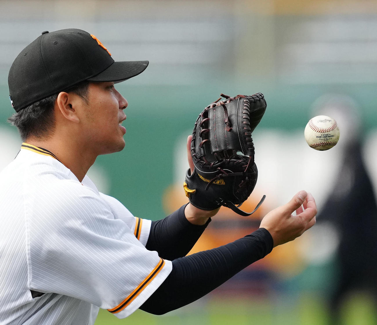 WBC球で練習する巨人大城卓三（撮影・江口和貴）